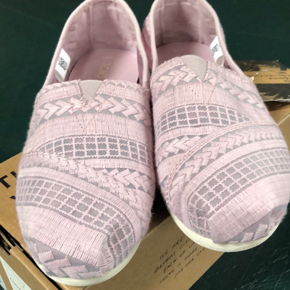 TOMS Lilac Arrow Embroidered Mesh
Classic fit